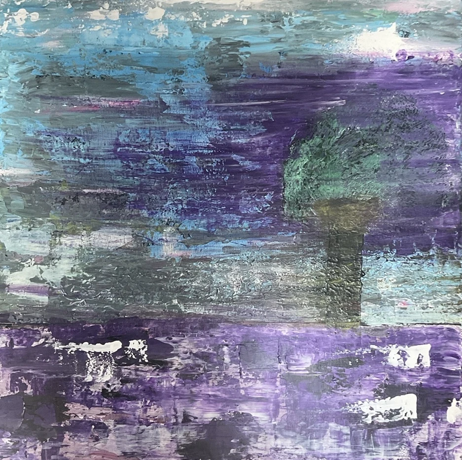 La résilience dans la tempête : un arbre vert traversant un paysage mauve.